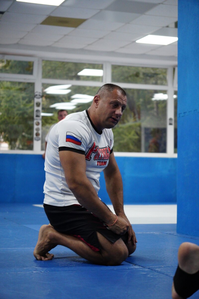 Тренер Дмитрий Орлов в спортивном зале