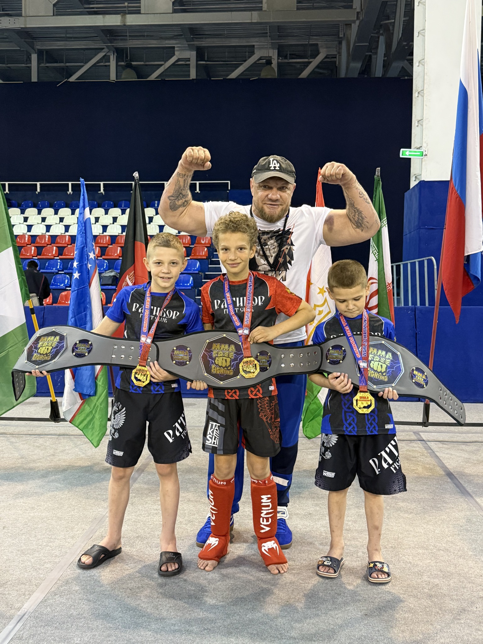 Юные спортсмены клуба с наградами