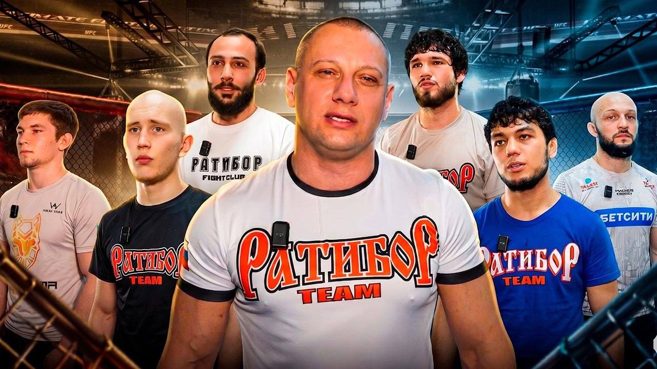 Тренер и спортсмены клуба в зале