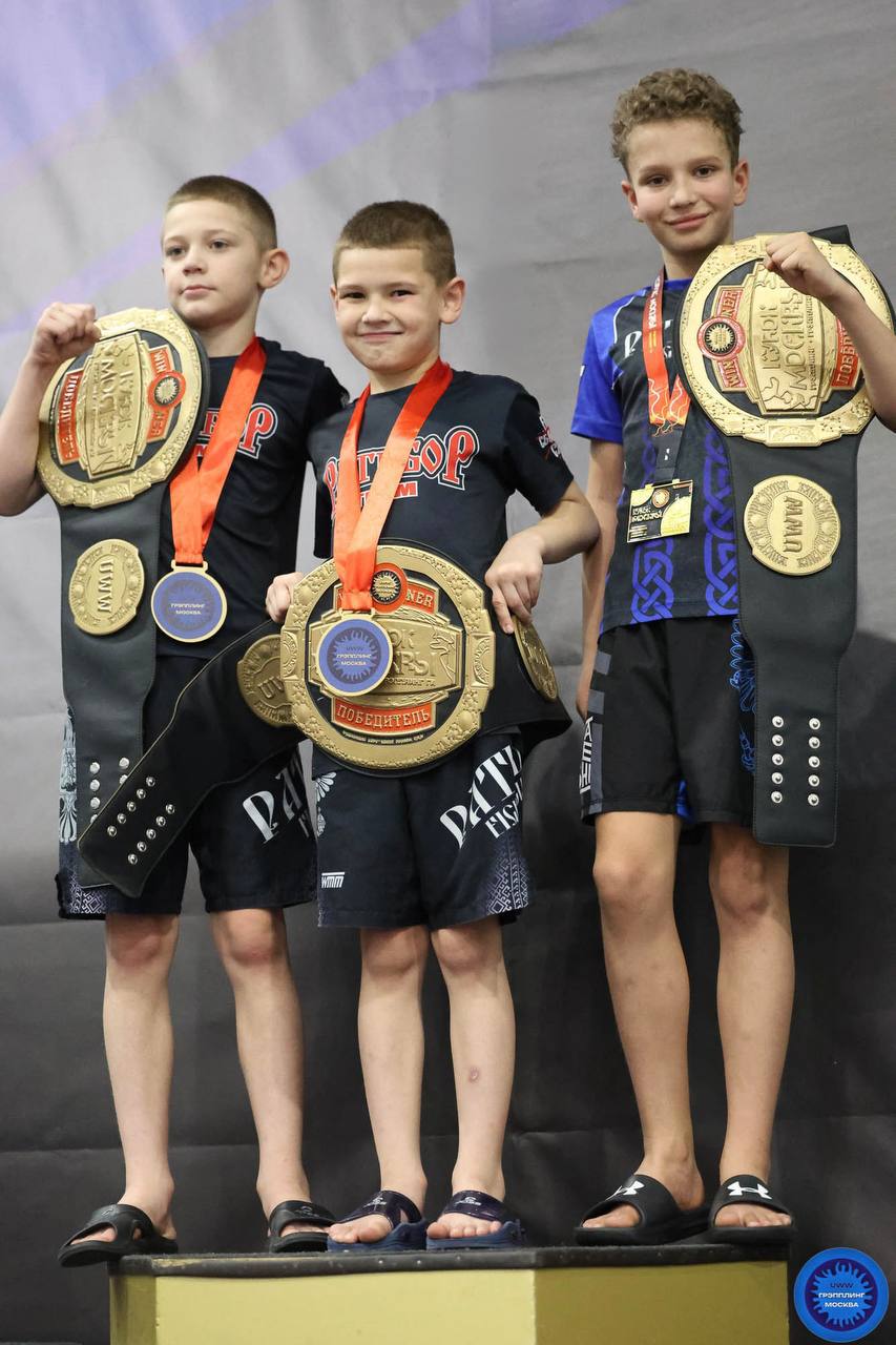 Юные чемпионы клуба с поясами и медалями